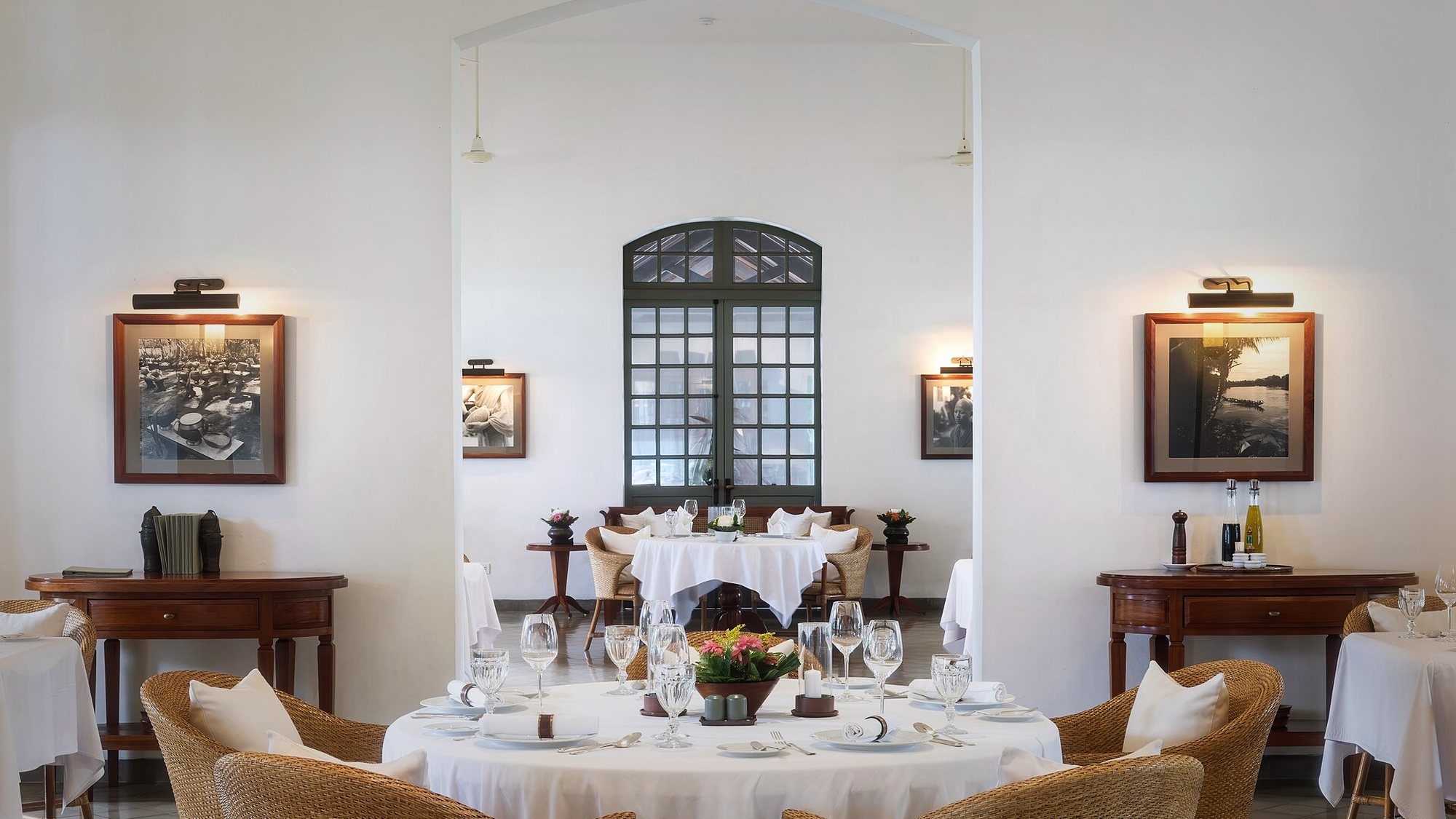 Tables rondes dressées dans la salle du restaurant