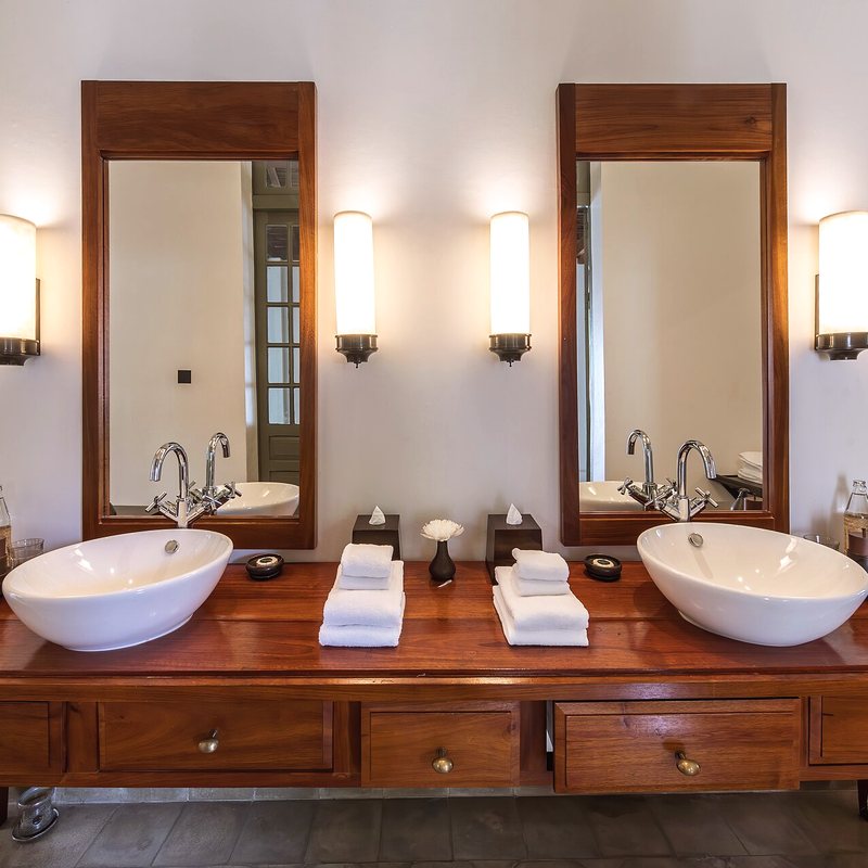 Double vasque en pierre de la salle de bain