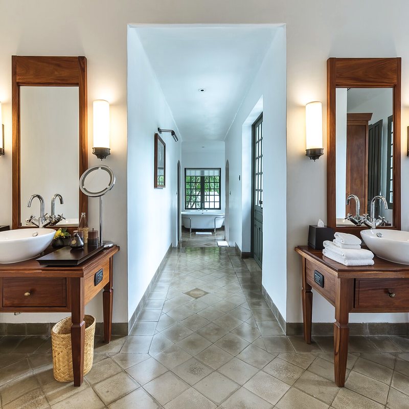 Salle de bain de la suite, double vasque et miroirs
