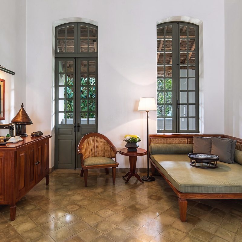 Coin salon avec banquette et persiennes