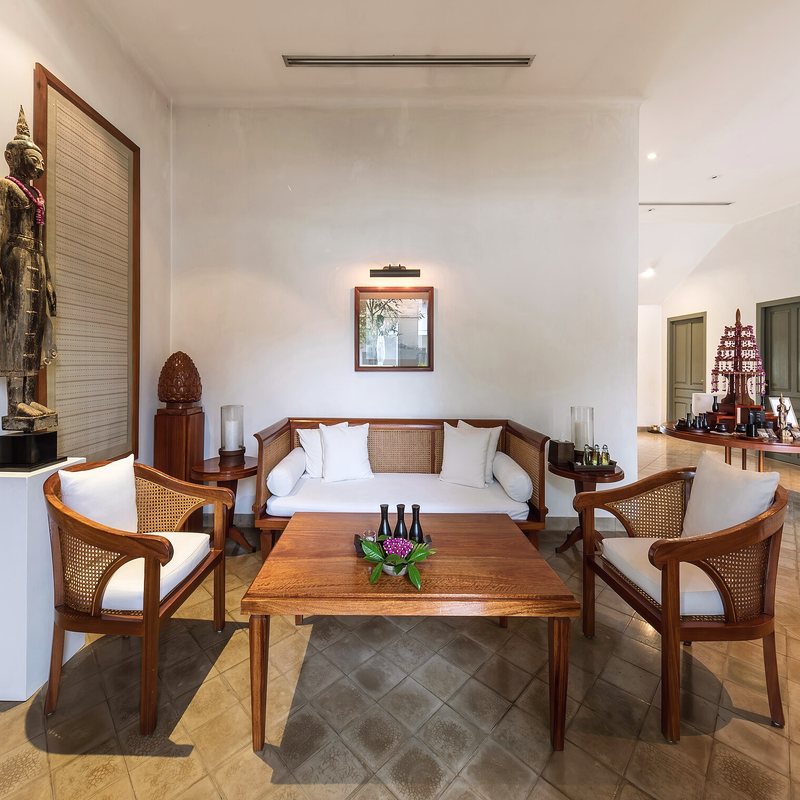 Salon séparé de la suite, banquette et table basse