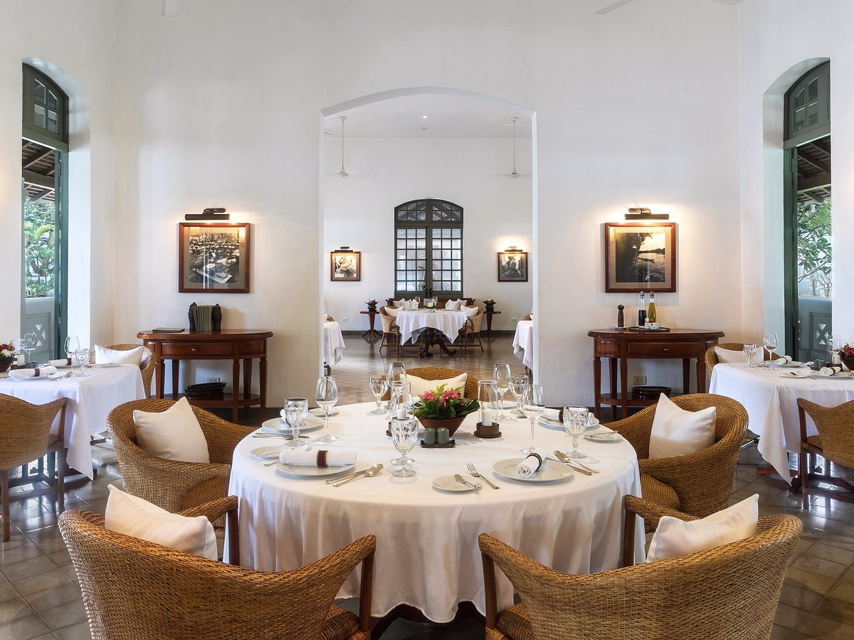 Salle du restaurant, tables rondes nappées de blanc