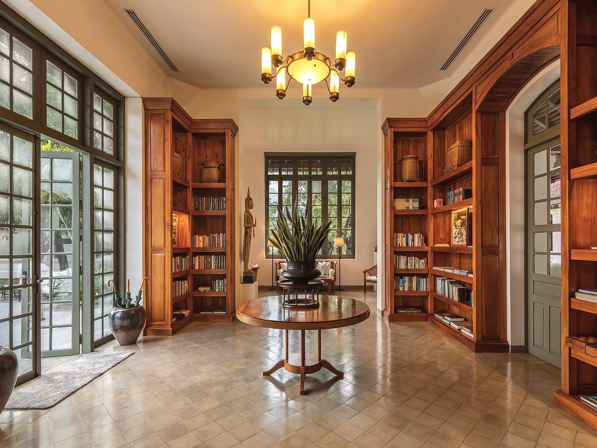 Bibliothèque aux rayonnages de bois et grande table ronde