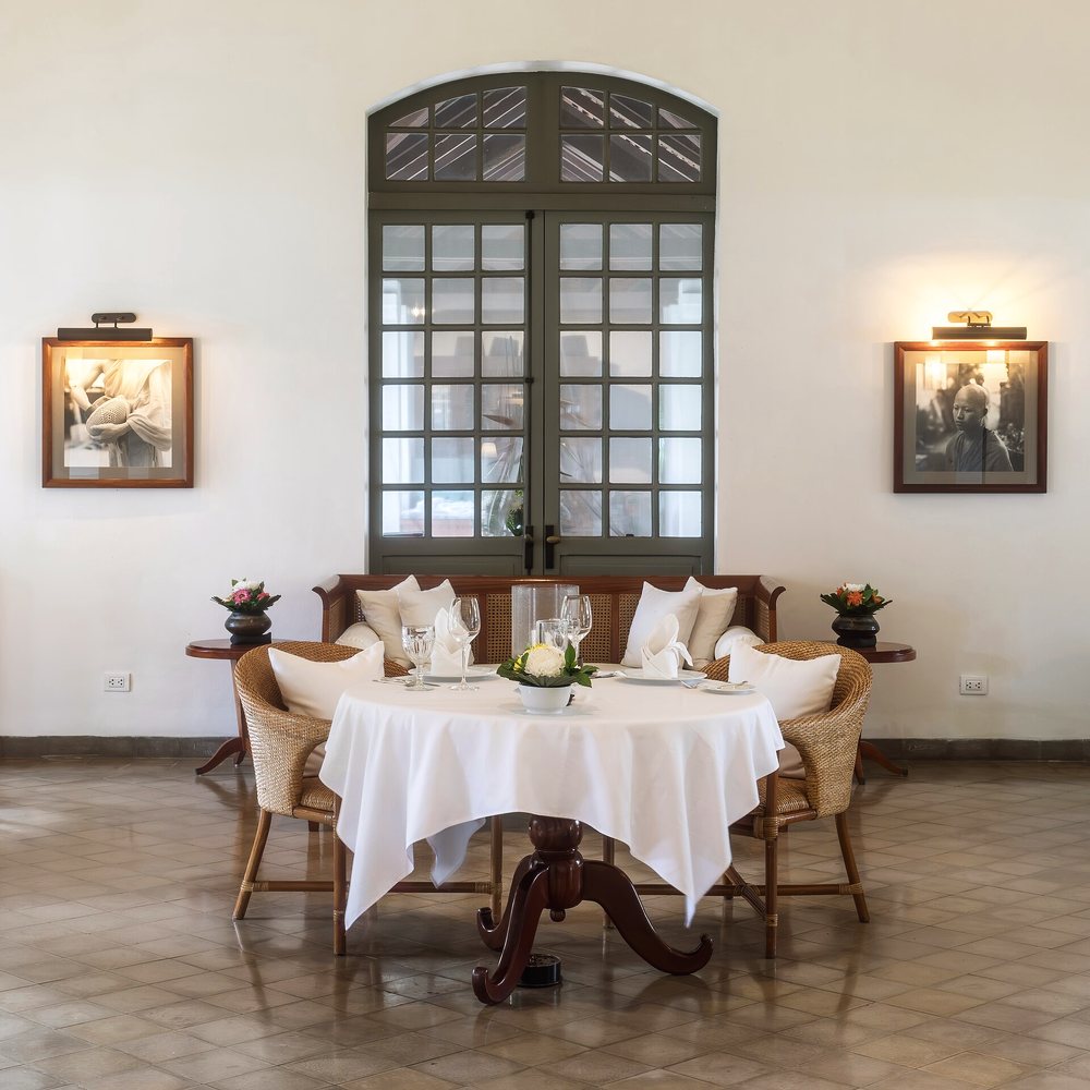 Nappe blanche et couverts sur une table ronde