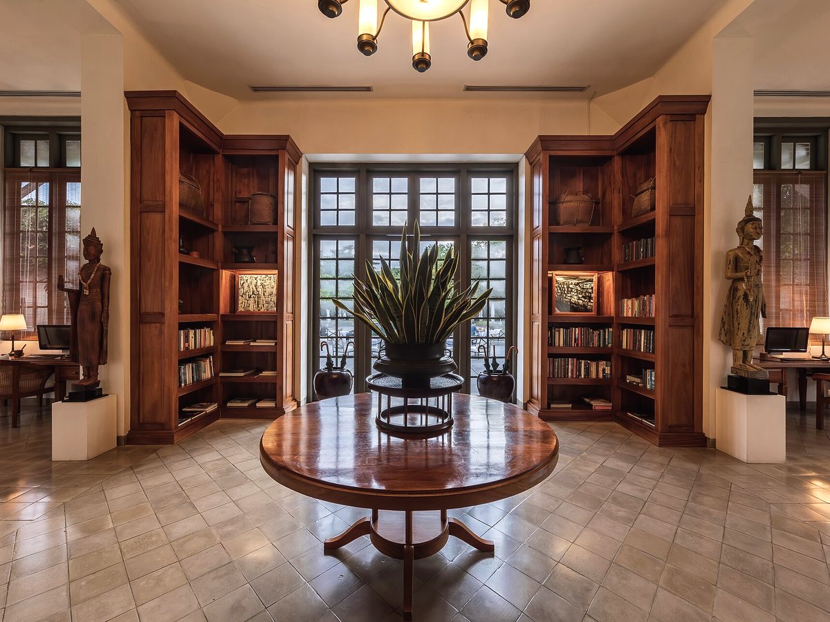 Salon de lecture et rayonnages de bois