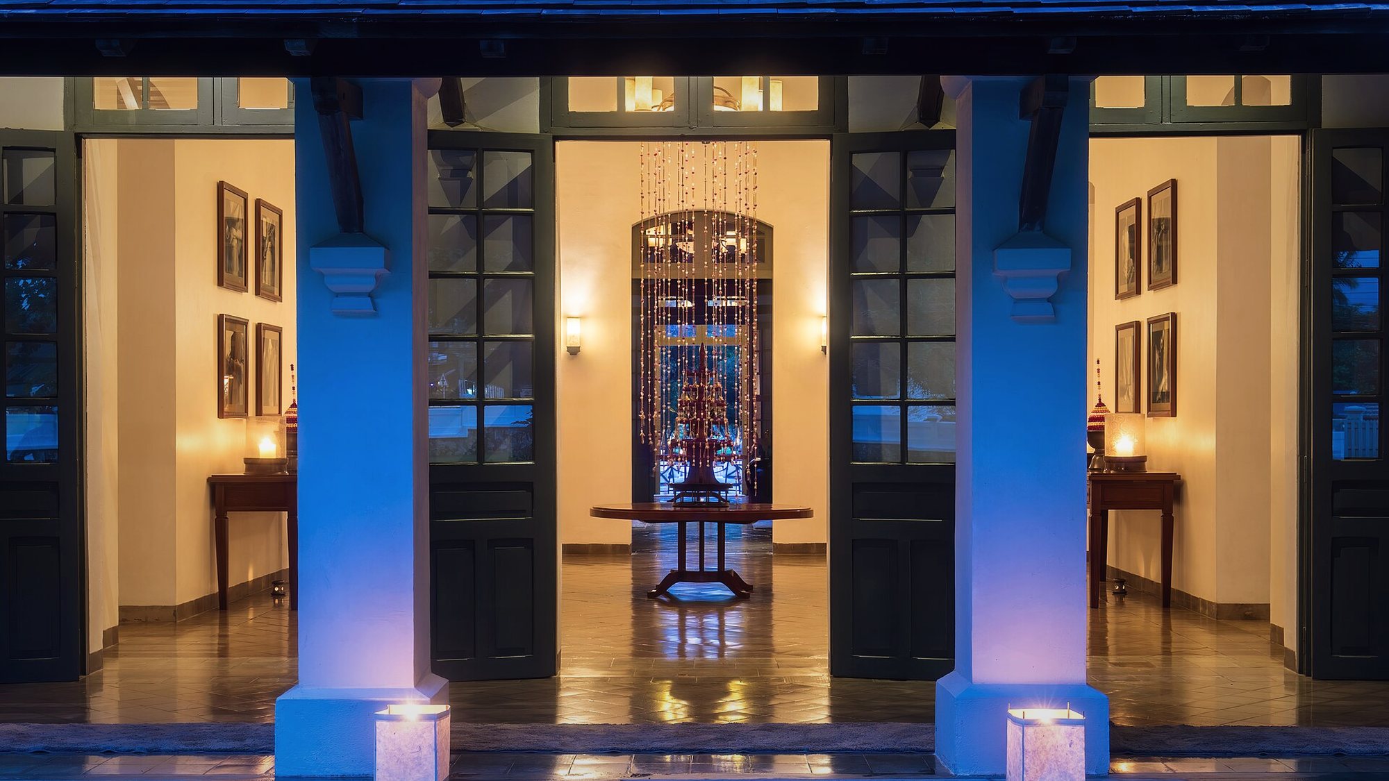 L'entrée de la Maison Rorota illuminée à la nuit tombante