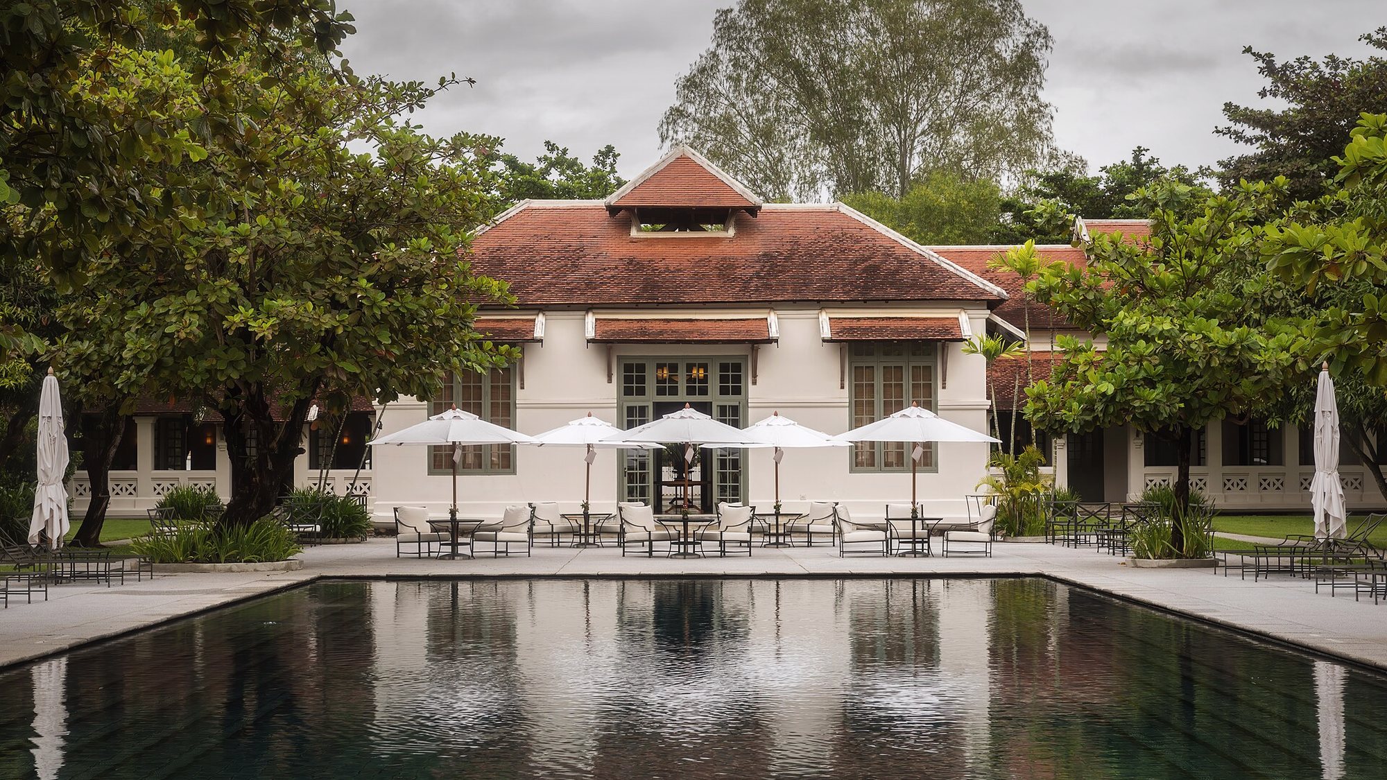Le bassin de la Maison Rorota bordé de parasols