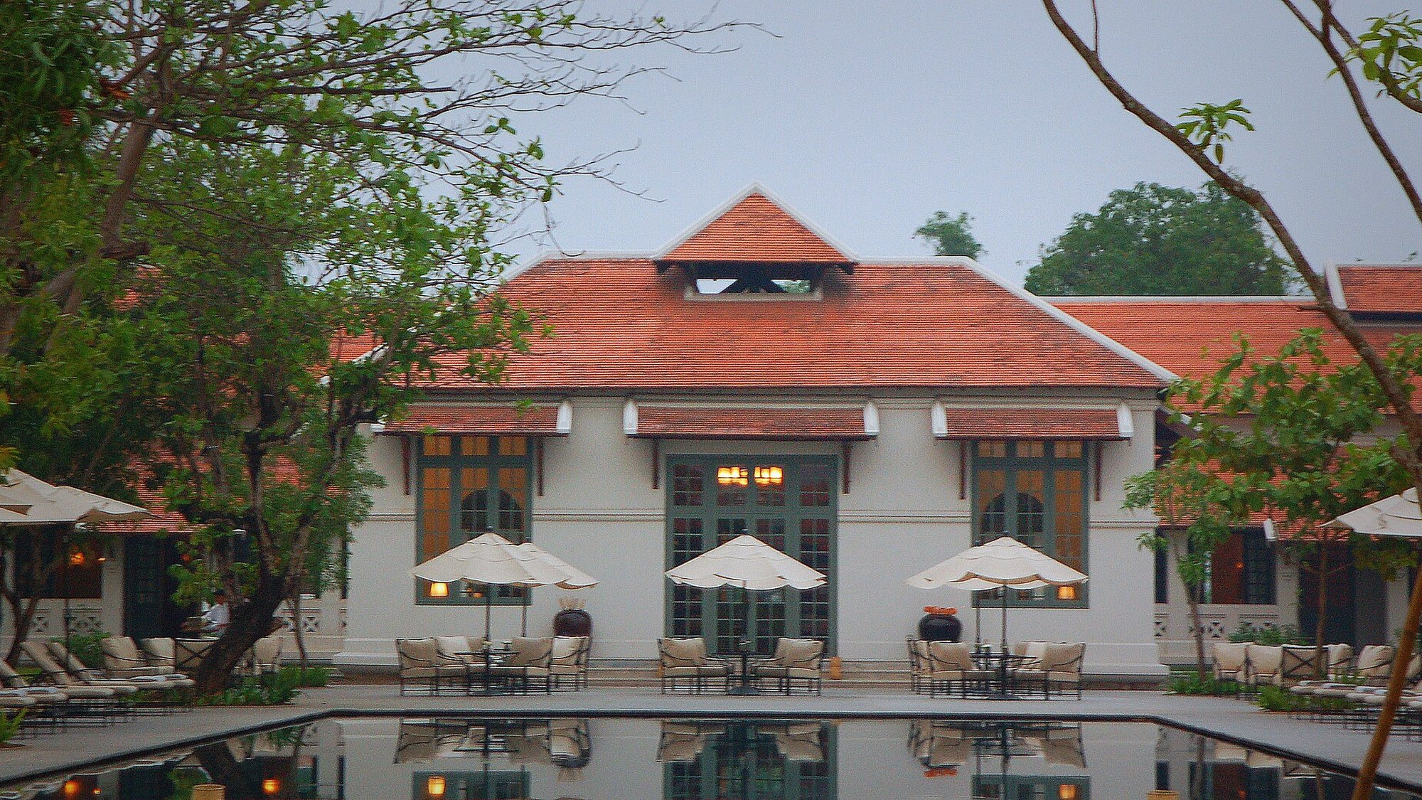 Le bassin de la Maison Rorota bordé de parasols, au petit matin