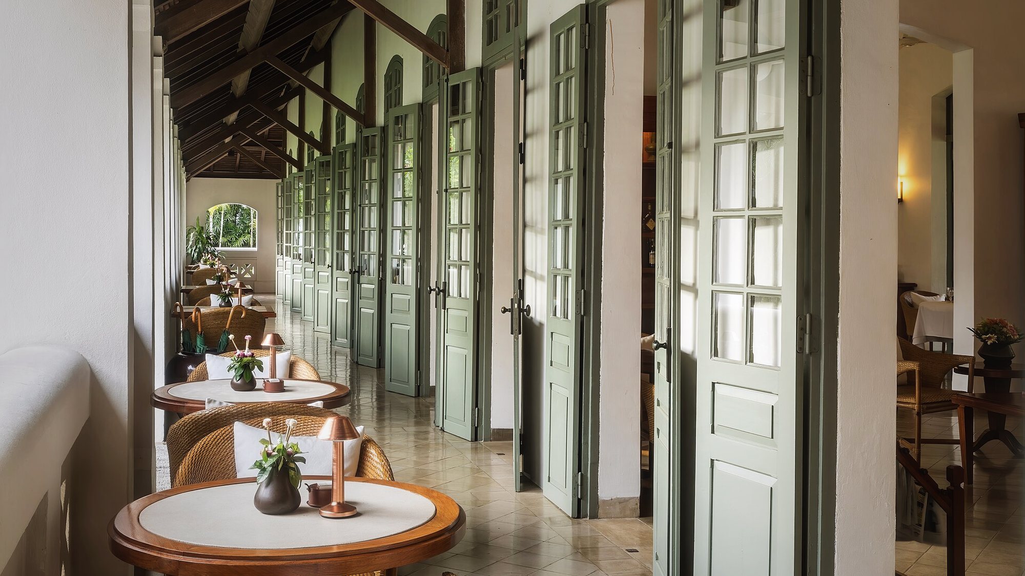 La salle du restaurant, portes-fenêtres ouvertes sur la galerie
