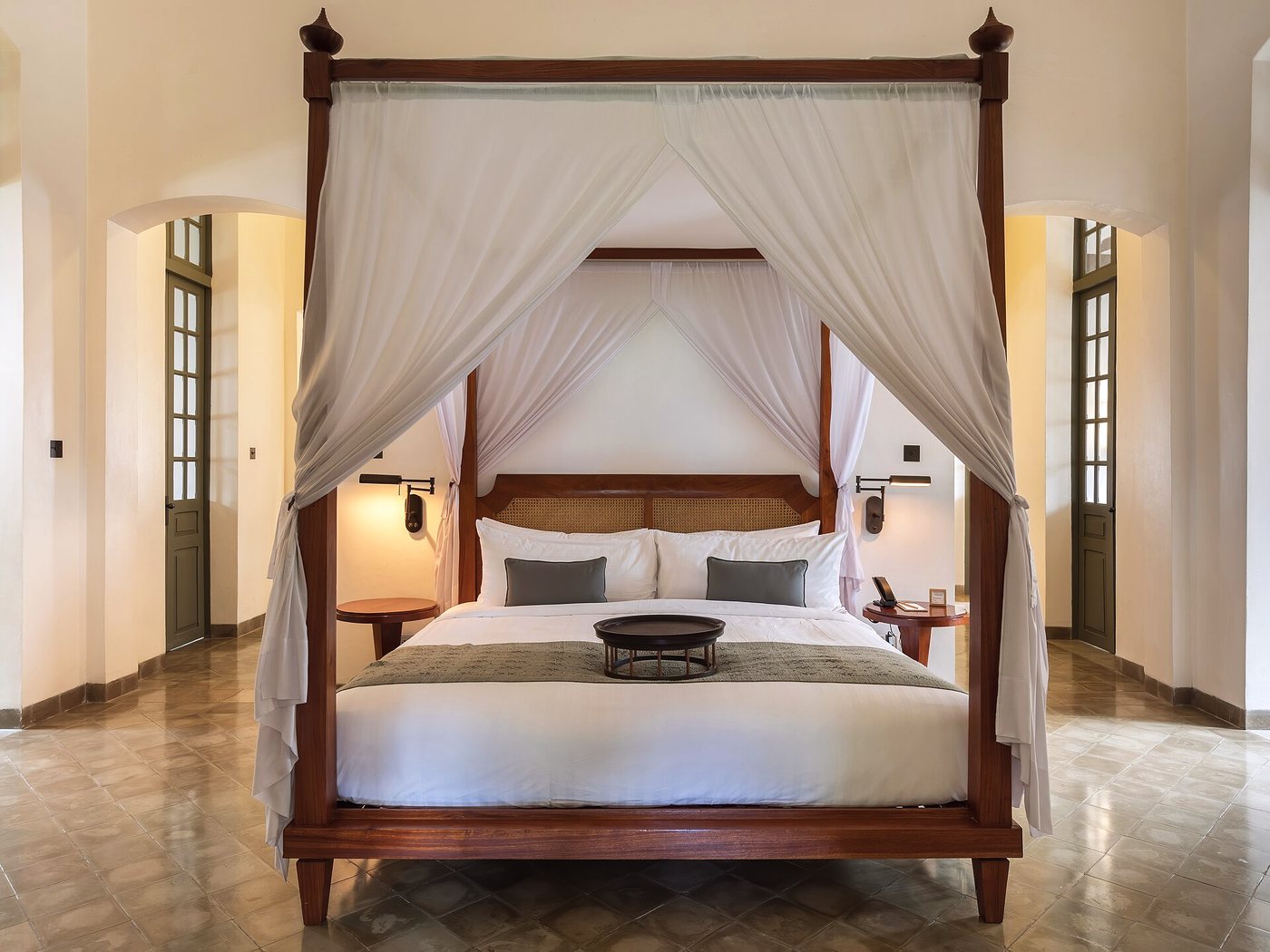 Chambre Prestige Atlantique, lit à baldaquin face aux portes-fenêtres