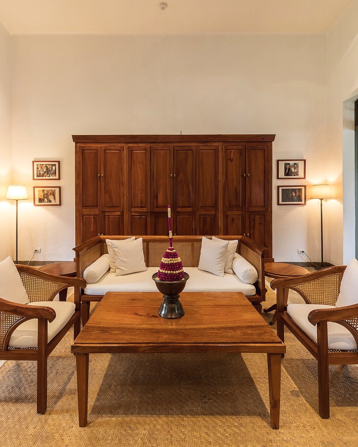 Chambre Deluxe Wapa : lit à baldaquin, fauteuils en rotin et table basse en bois massif