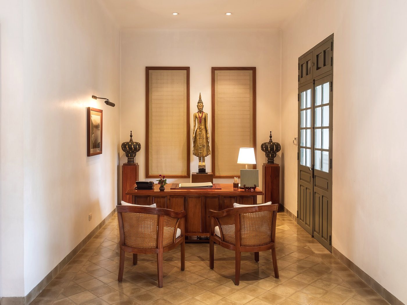 Salon d'accueil du spa avec bureau et fauteuils
