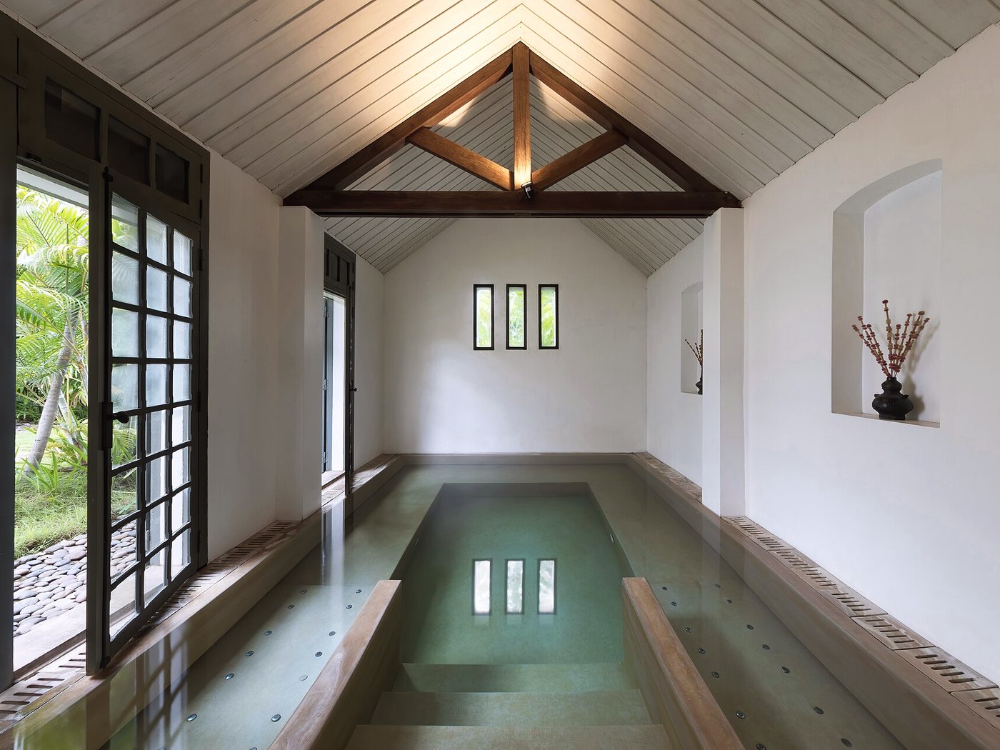 Le bassin intérieur du spa sous charpente apparente