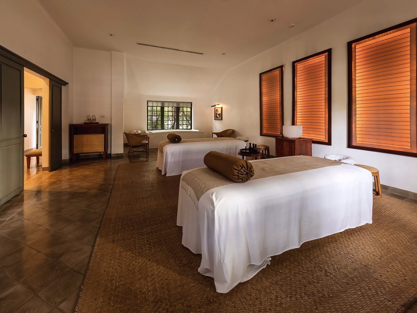 Cabine de massage ouverte sur le jardin