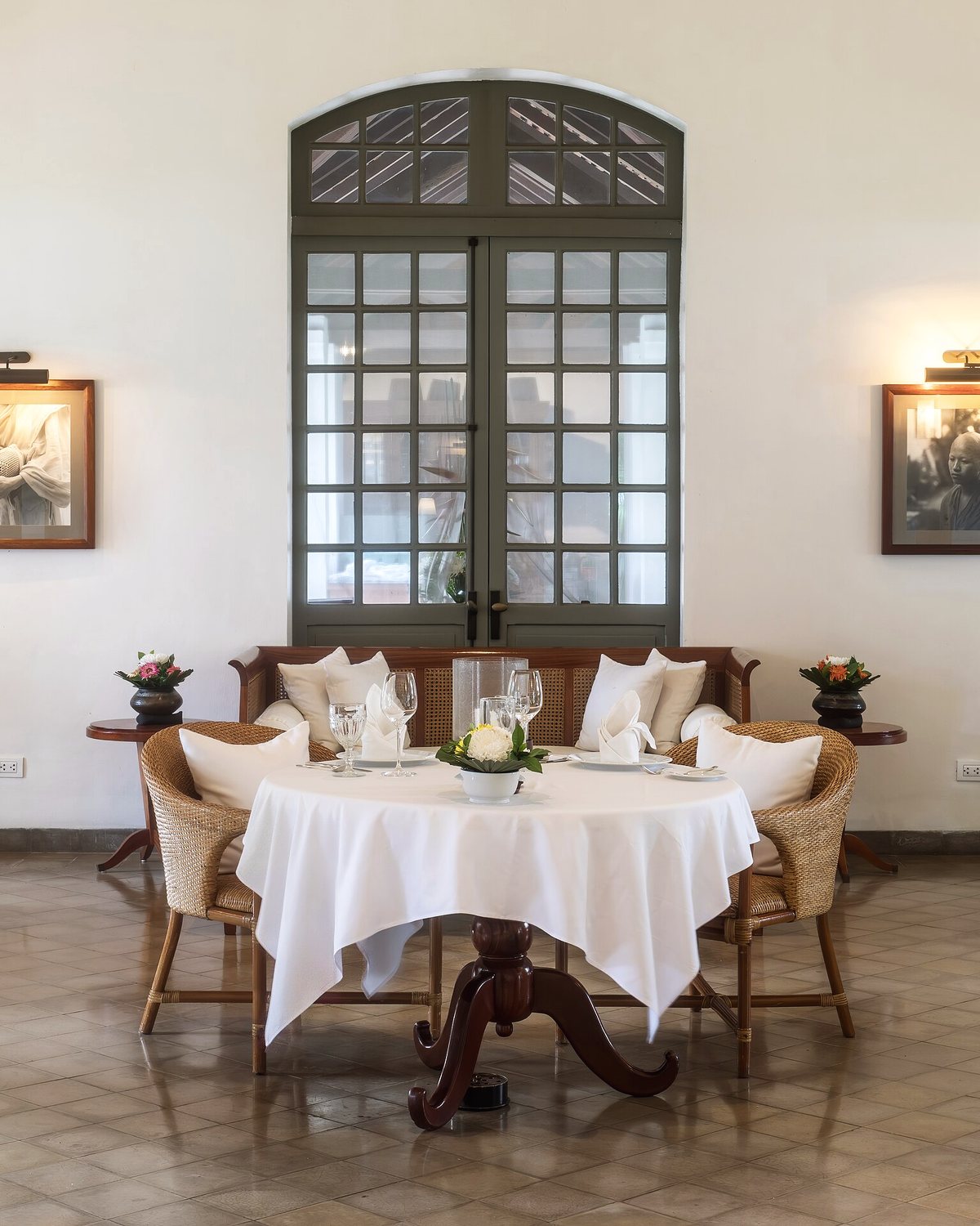 Table dressée, nappe blanche et verres en cristal