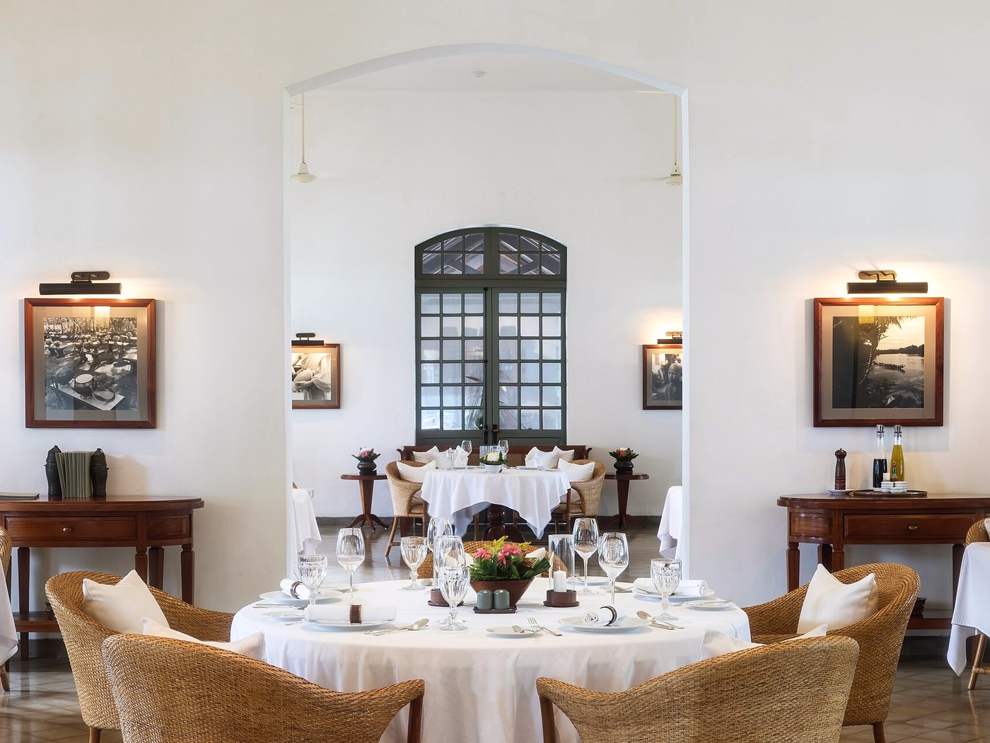 Tables rondes dressées dans la salle du restaurant