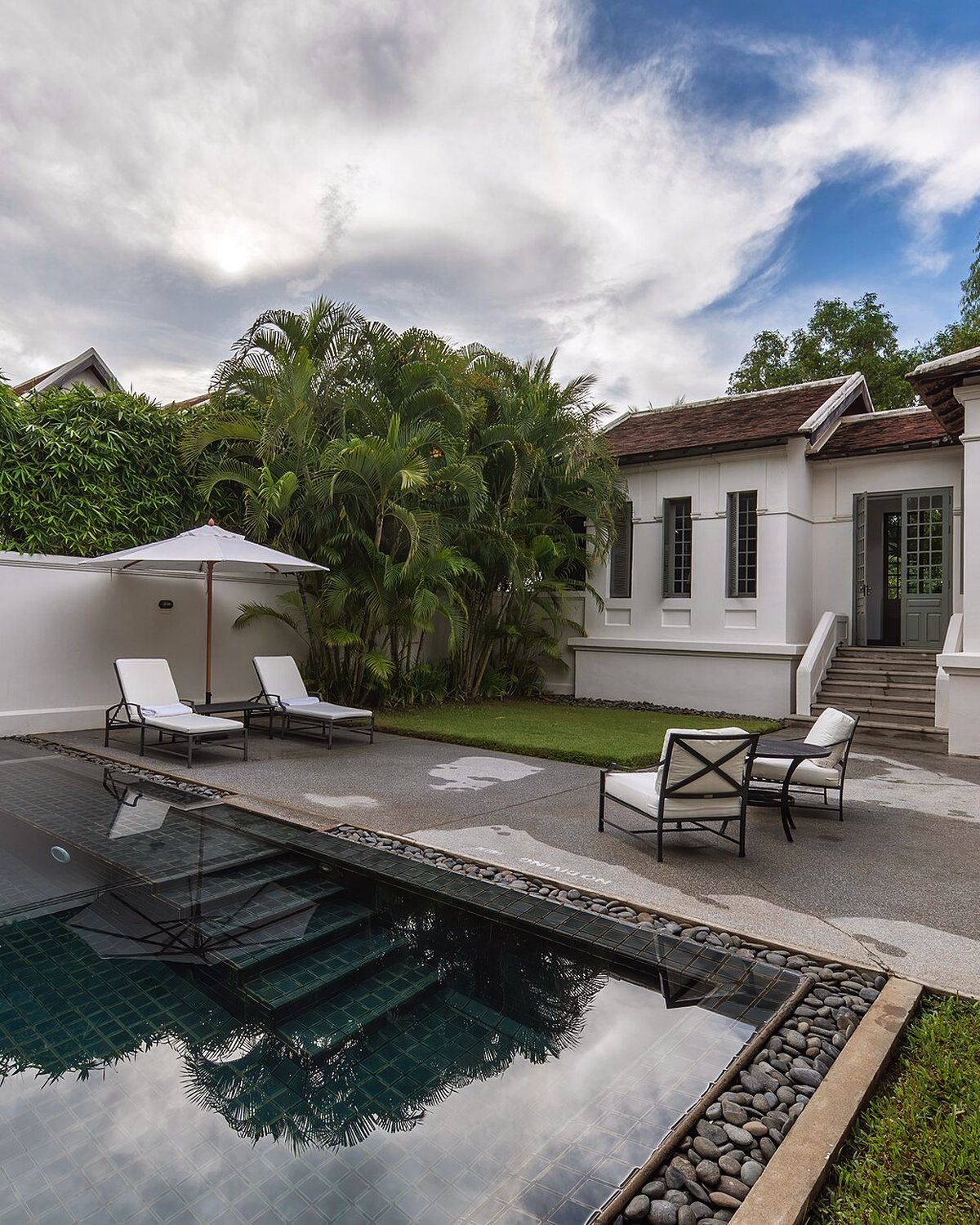 Villa Maripa et son bassin de nage privé bordé de pierre